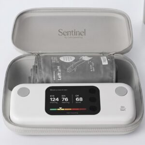 Pochette de transport ouverte du BPM Vision par ZADO CONSULTING, contenant le tensiomètre Withings de précision et son brassard. Matériel médical fiable pour entreprises à Bangui.